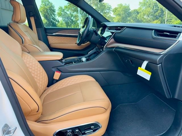 Used 2023 Jeep Grand Cherokee L Summit w/ Luxury Tech Group V AWD/4WD image 8
