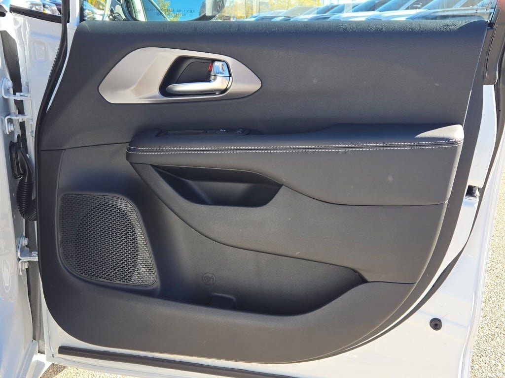 New 2026 Chrysler Pacifica Select image 9