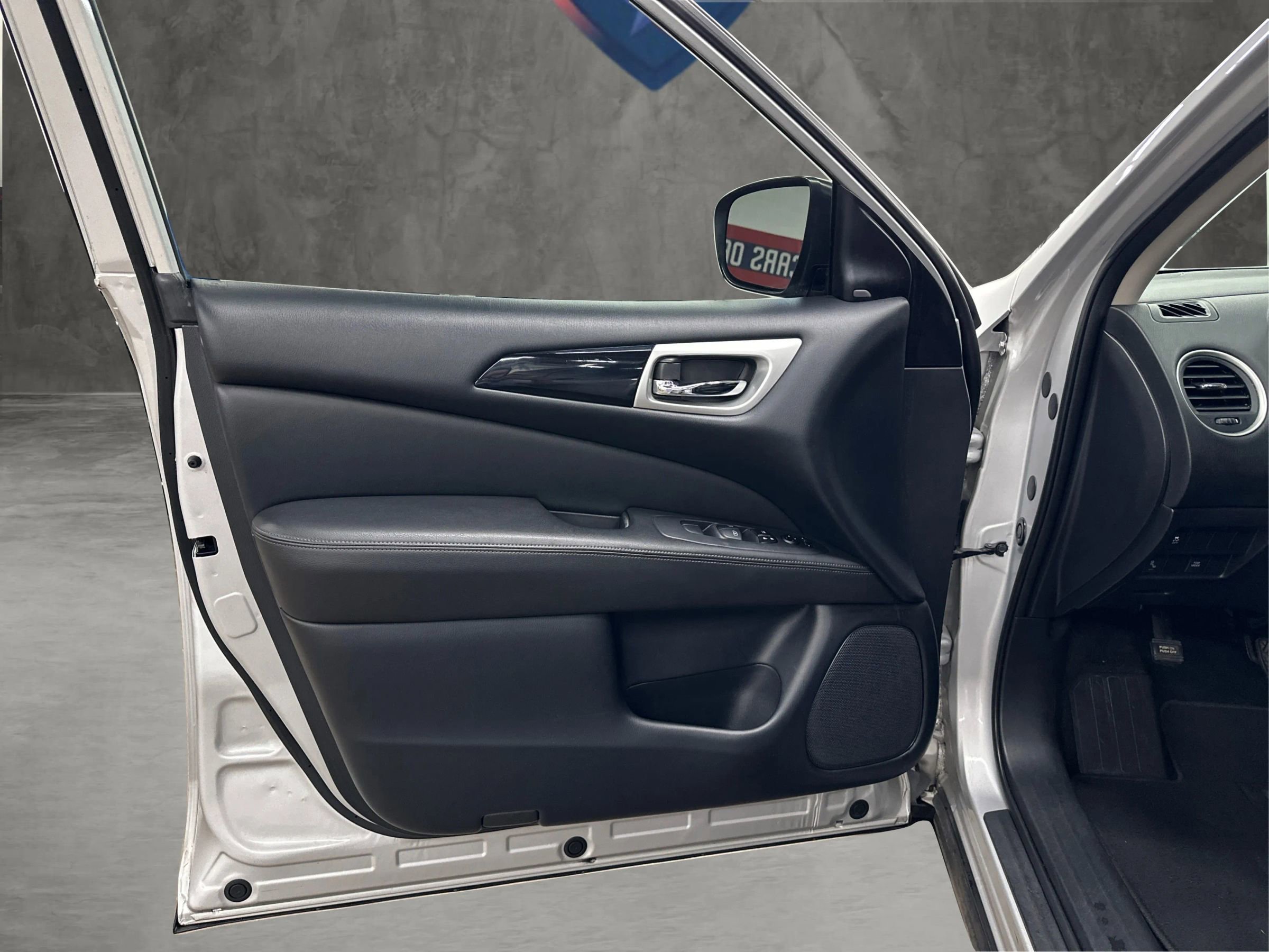 Used 2019 Nissan Pathfinder SV image 37