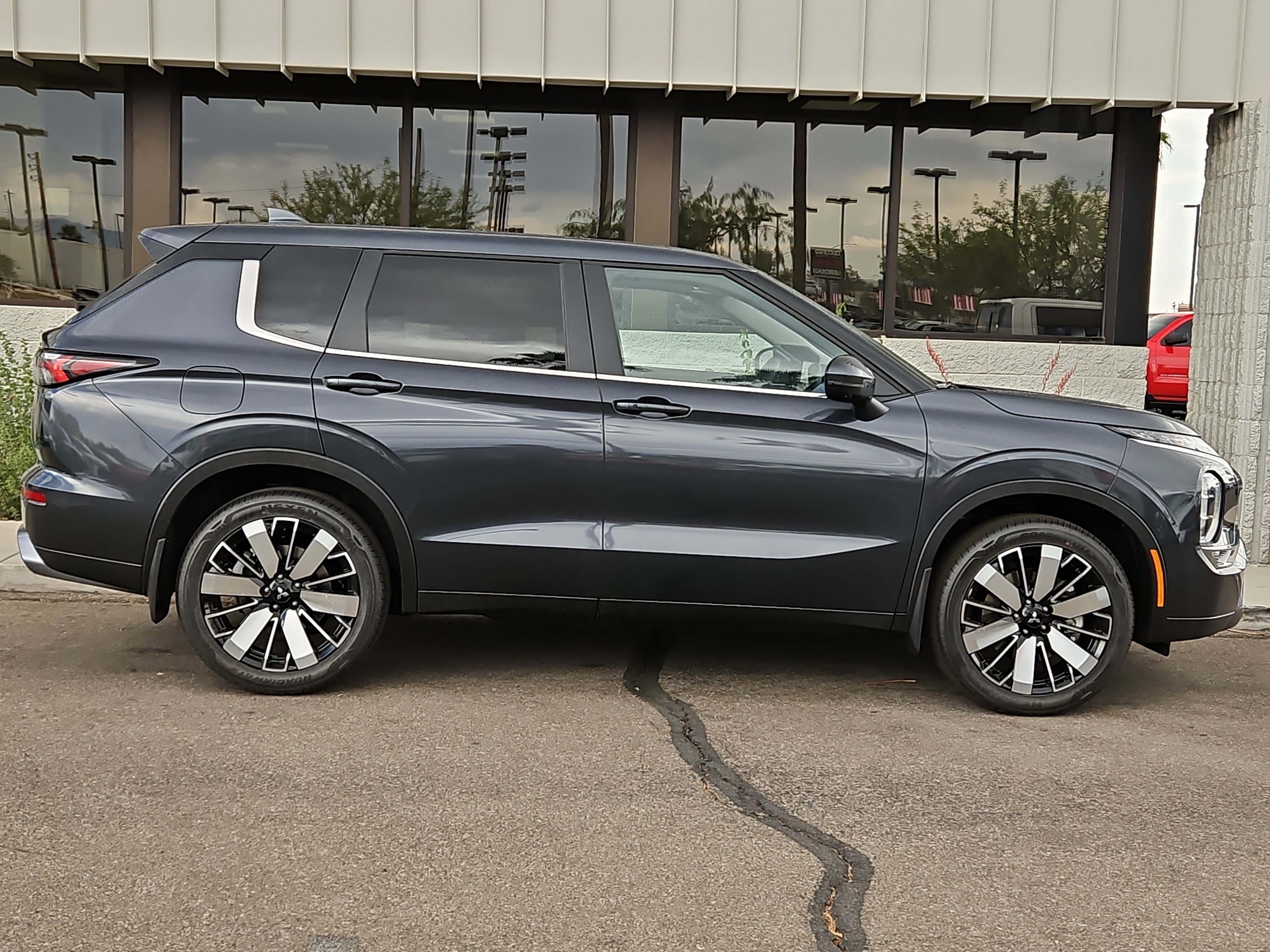 New 2025 Mitsubishi Outlander SE image 5