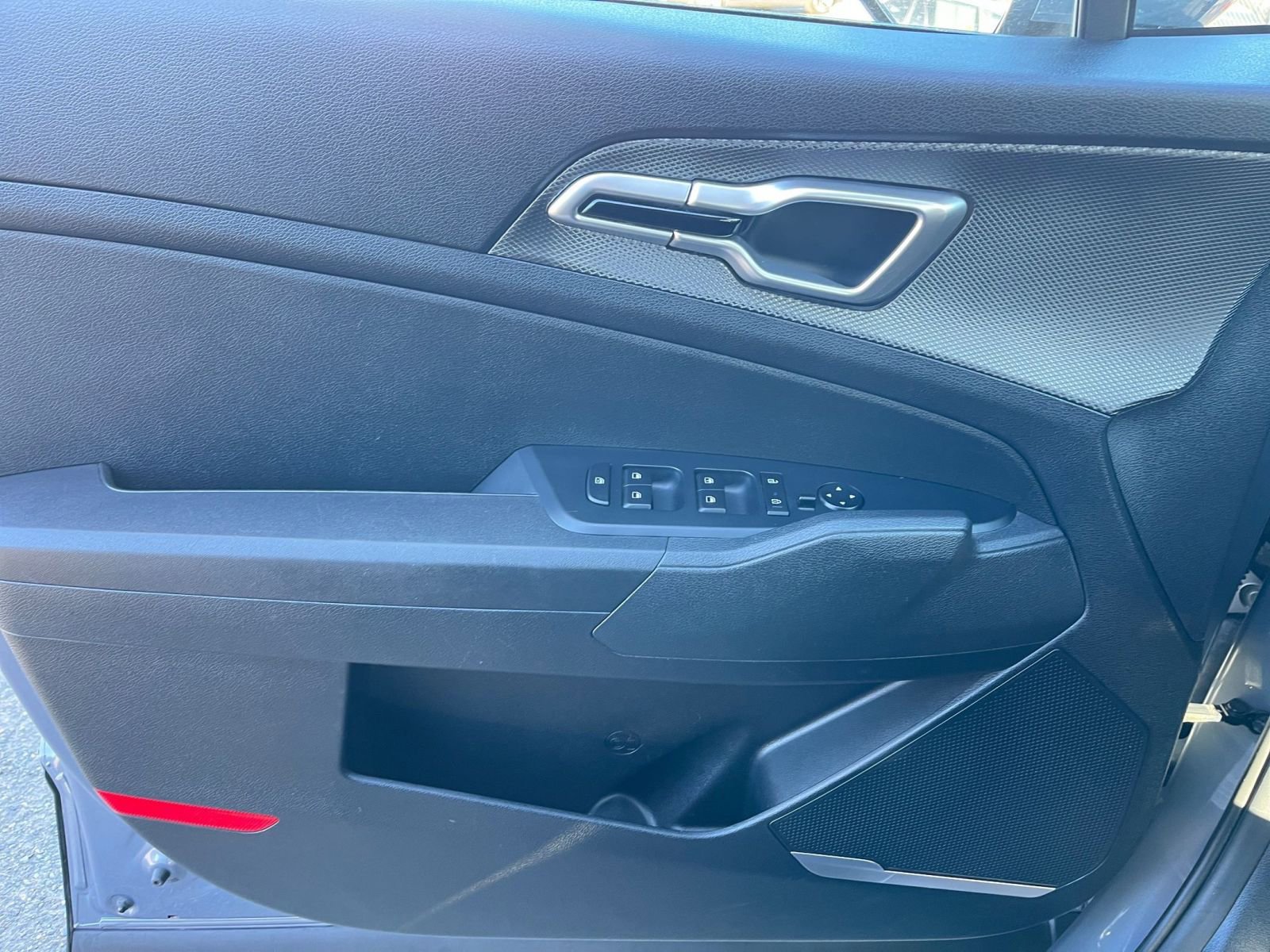 Used 2025 Kia Sportage LX image 18