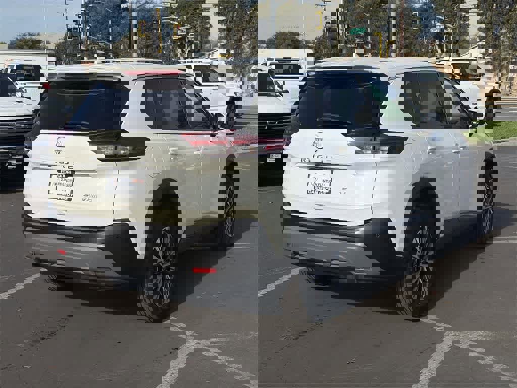 Used 2023 Nissan Rogue SV image 4