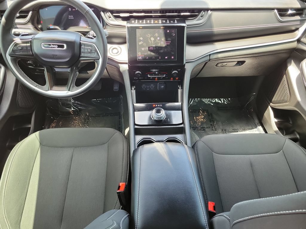 Used 2025 Jeep Grand Cherokee Laredo X RWD image 9