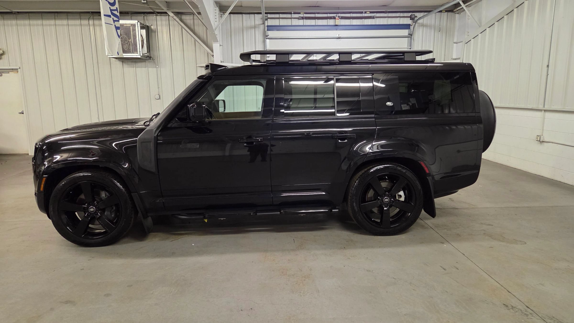 Used 2024 Land Rover Defender 130 X-Dynamic SE AWD/4WD image 3