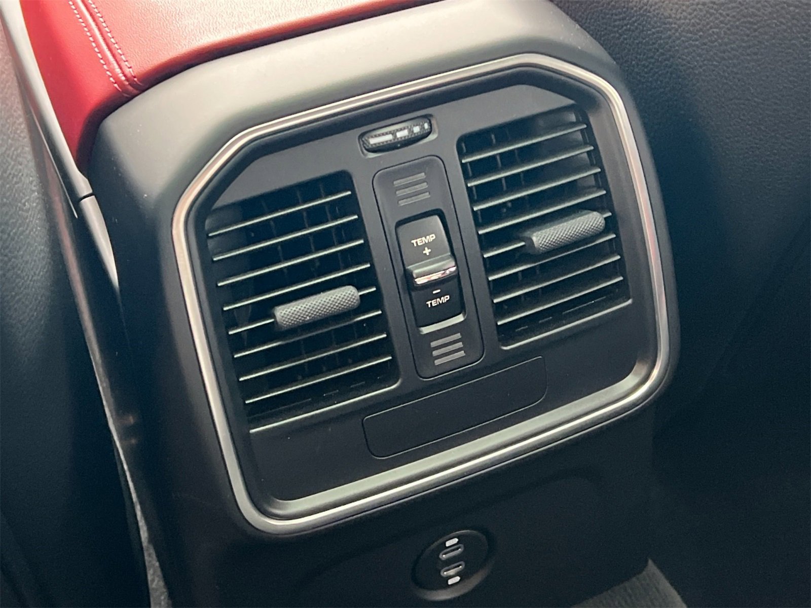 Used 2025 Porsche Macan image 15