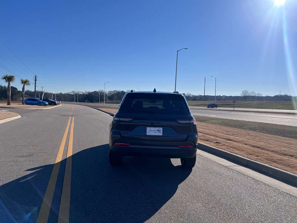 New 2026 Jeep Grand Cherokee Altitude AWD/4WD image 3