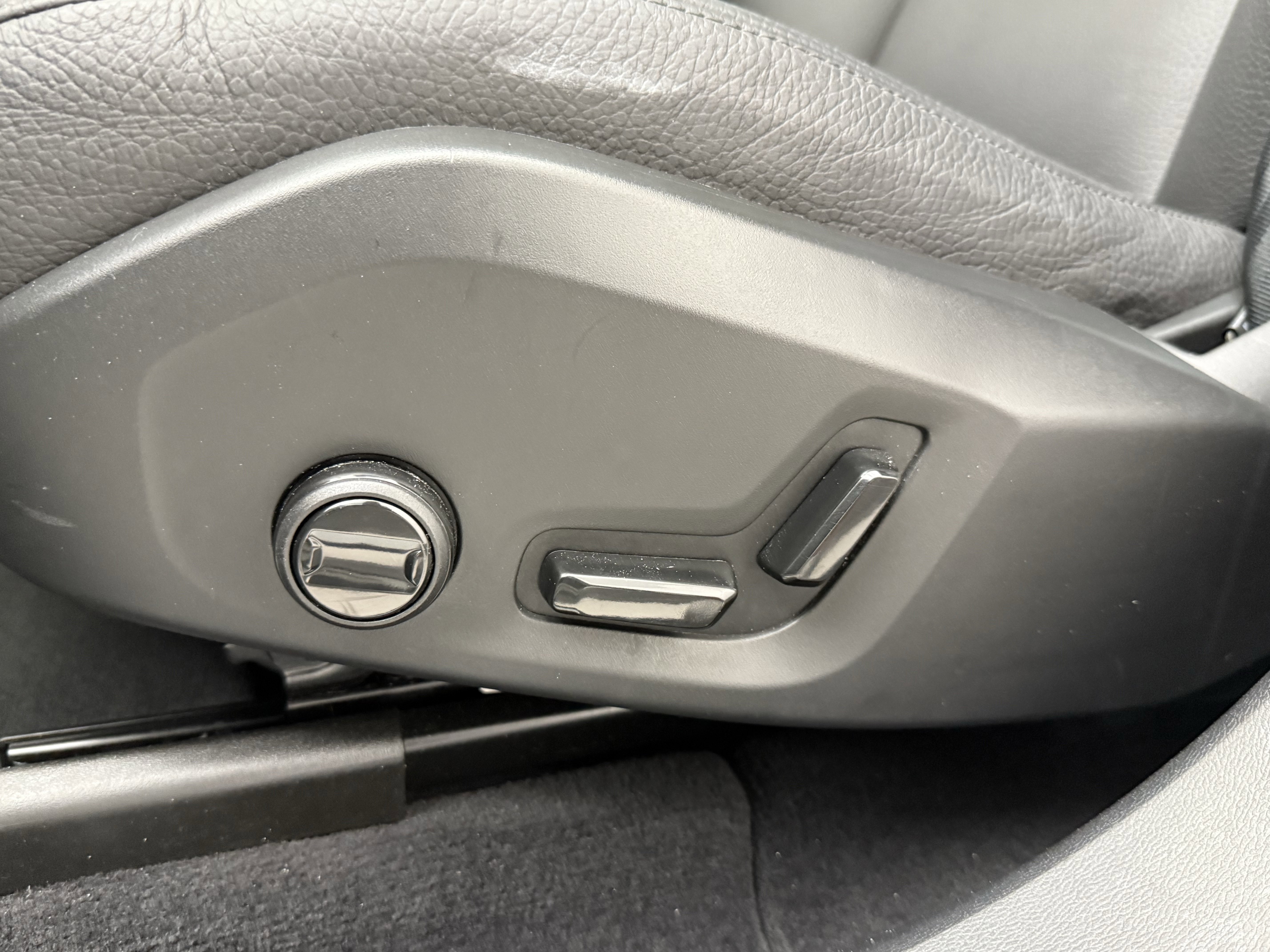 Certified 2025 Volvo XC60 B5 Plus image 28