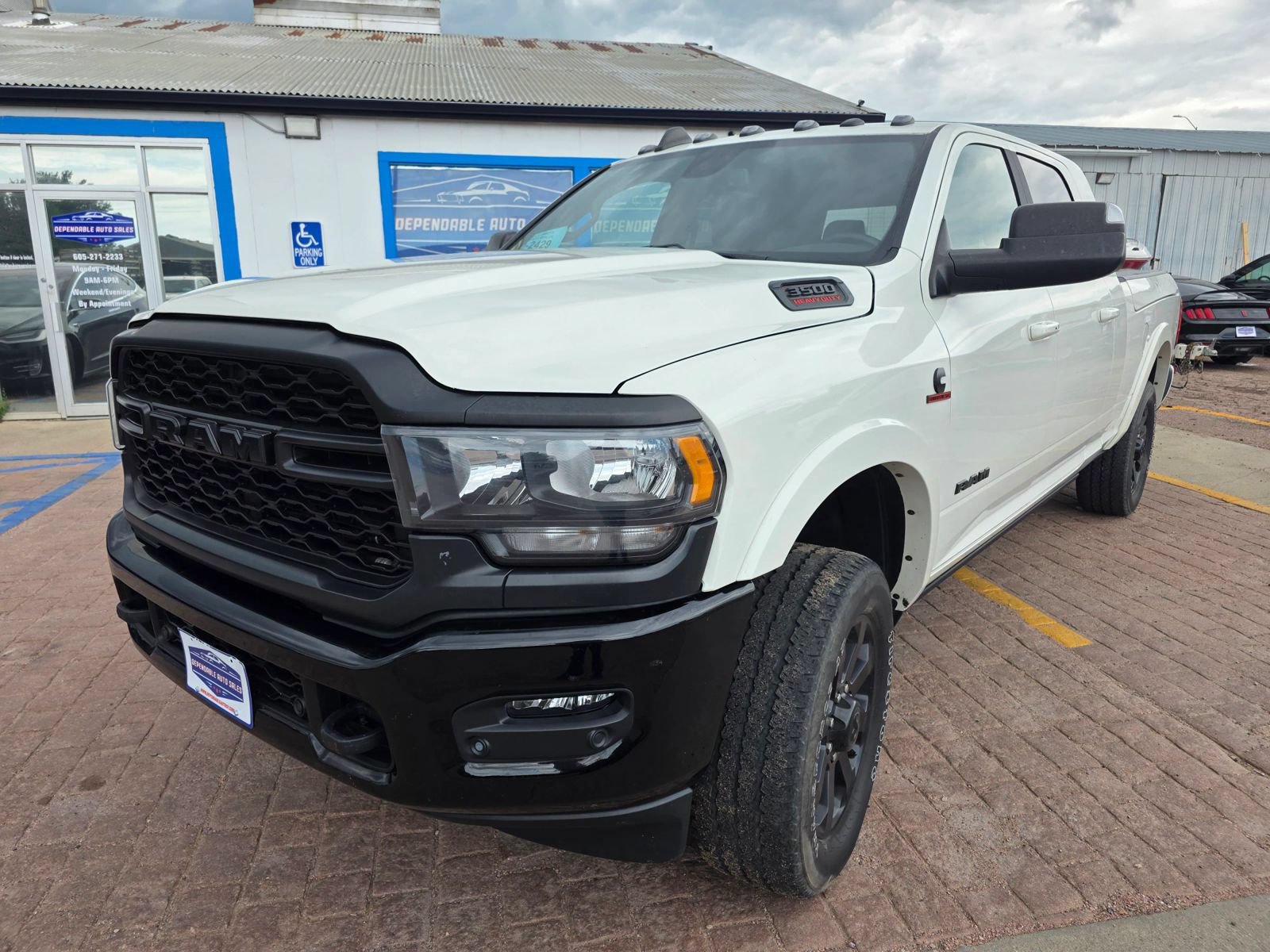 Used 2022 RAM 3500 Laramie AWD/4WD image 2