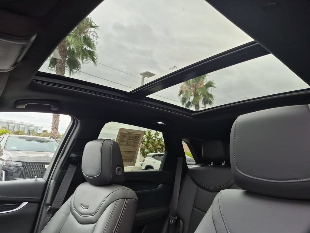 Used 2026 Cadillac XT5 Premium Luxury w/ LPO, ONYX Package FWD image 11