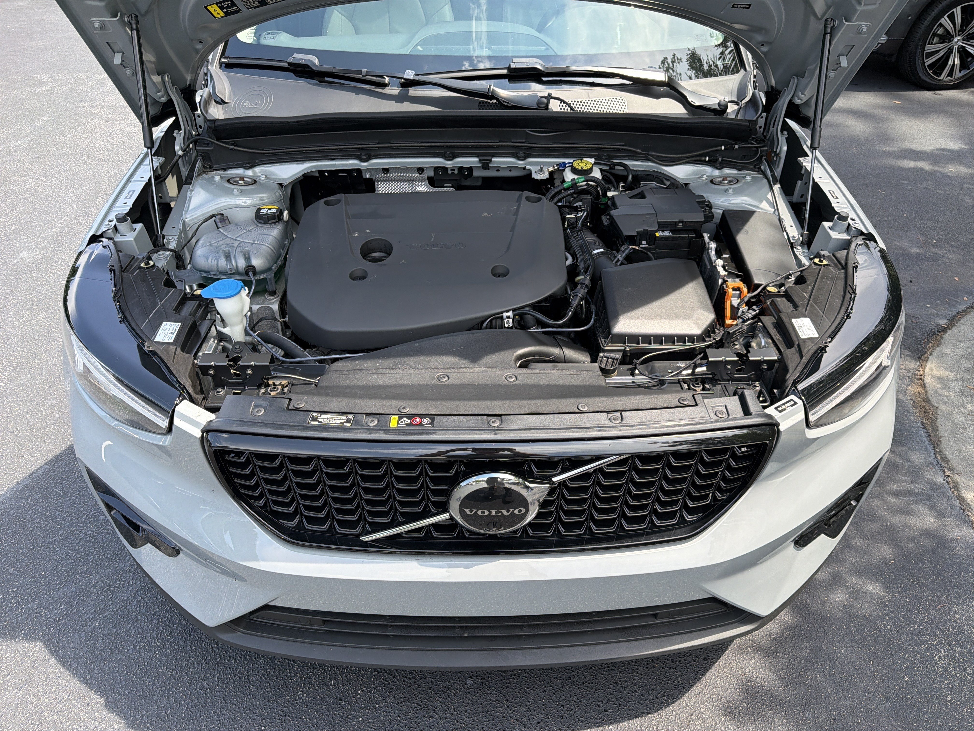 Certified 2024 Volvo XC40 B5 Plus AWD/4WD image 36