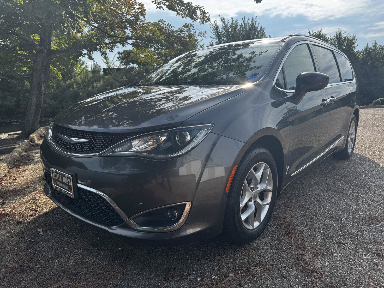 Used 2017 Chrysler Pacifica Touring-L Plus w/ Advanced Safetytec Group FWD image 11