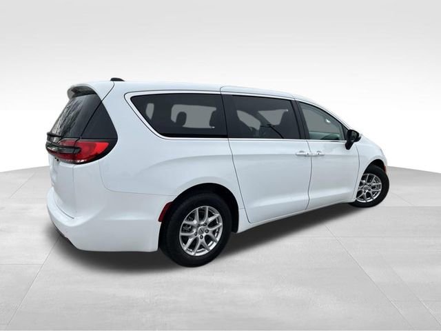 Used 2023 Chrysler Pacifica Touring-L FWD image 7