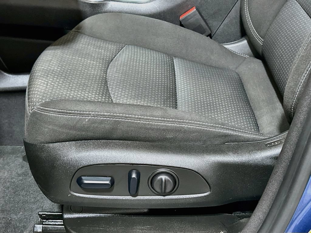 Used 2024 GMC Terrain SLE w/ Driver Convenience Package FWD image 17