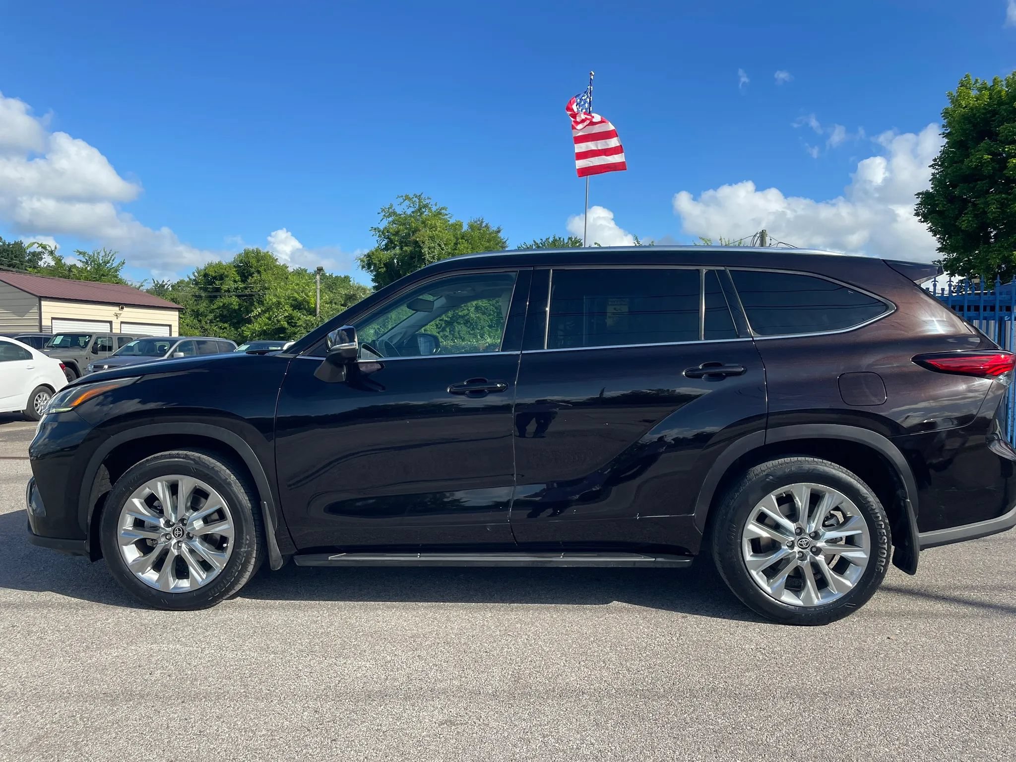 Used 2020 Toyota Highlander Limited FWD image 2
