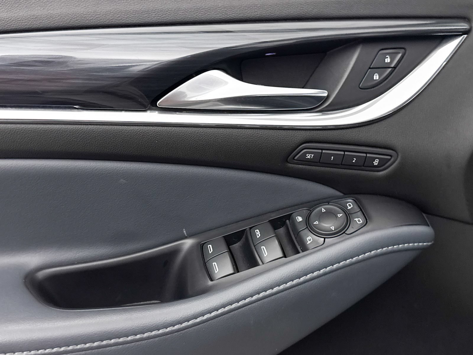 Used 2022 Buick Enclave Premium AWD/4WD image 30