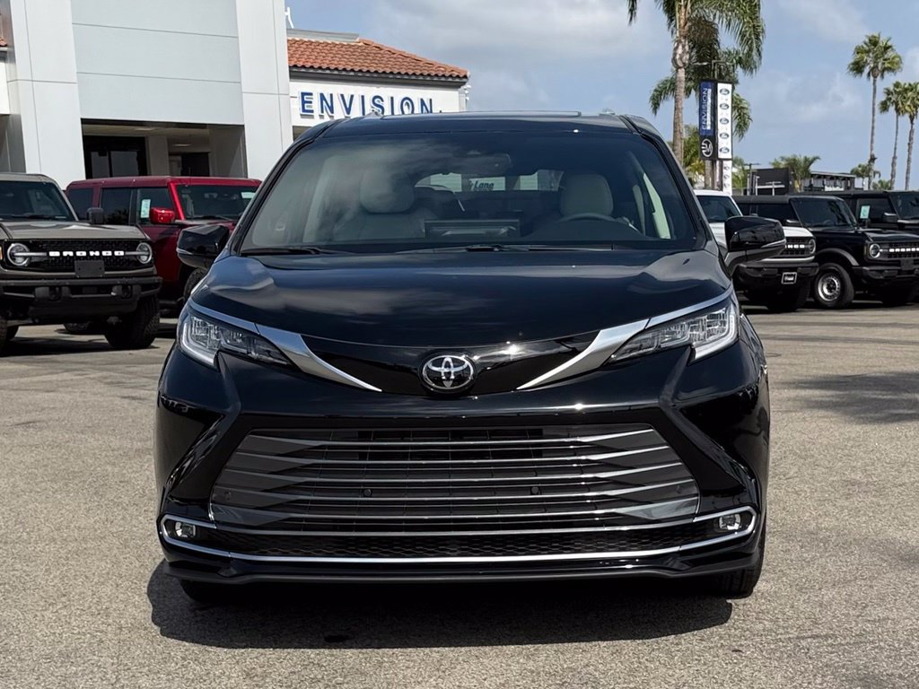 Used 2026 Toyota Sienna Limited FWD image 3