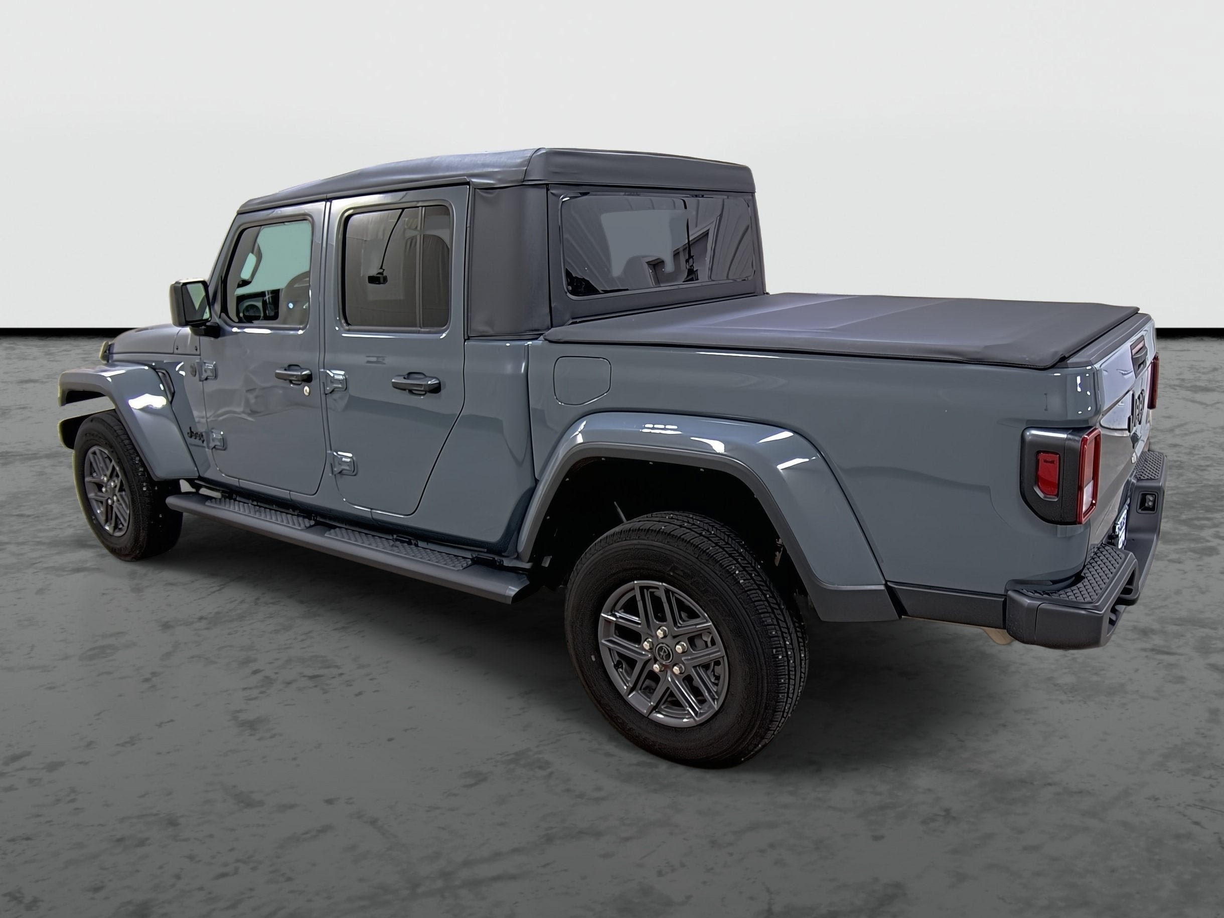 Used 2025 Jeep Gladiator Sport AWD/4WD image 2