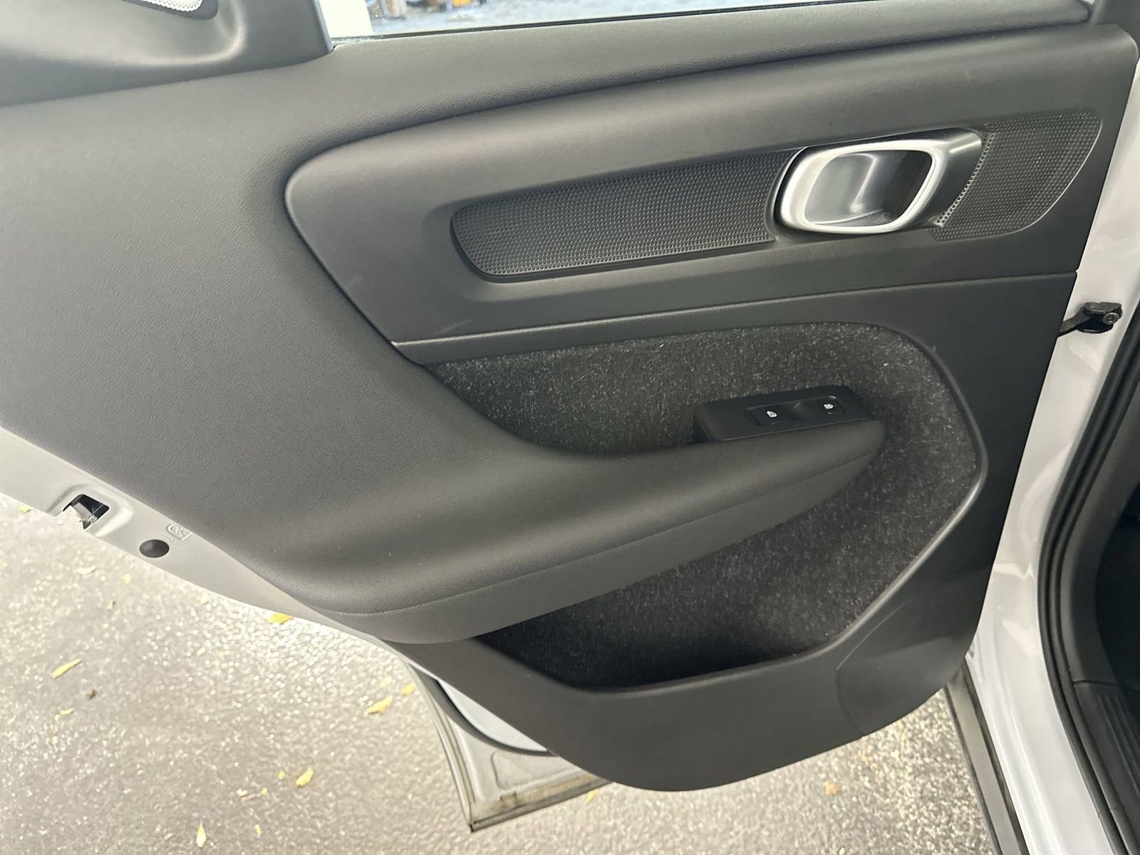 Used 2021 Volvo XC40 T4 Momentum w/ Protection Package Premier image 34