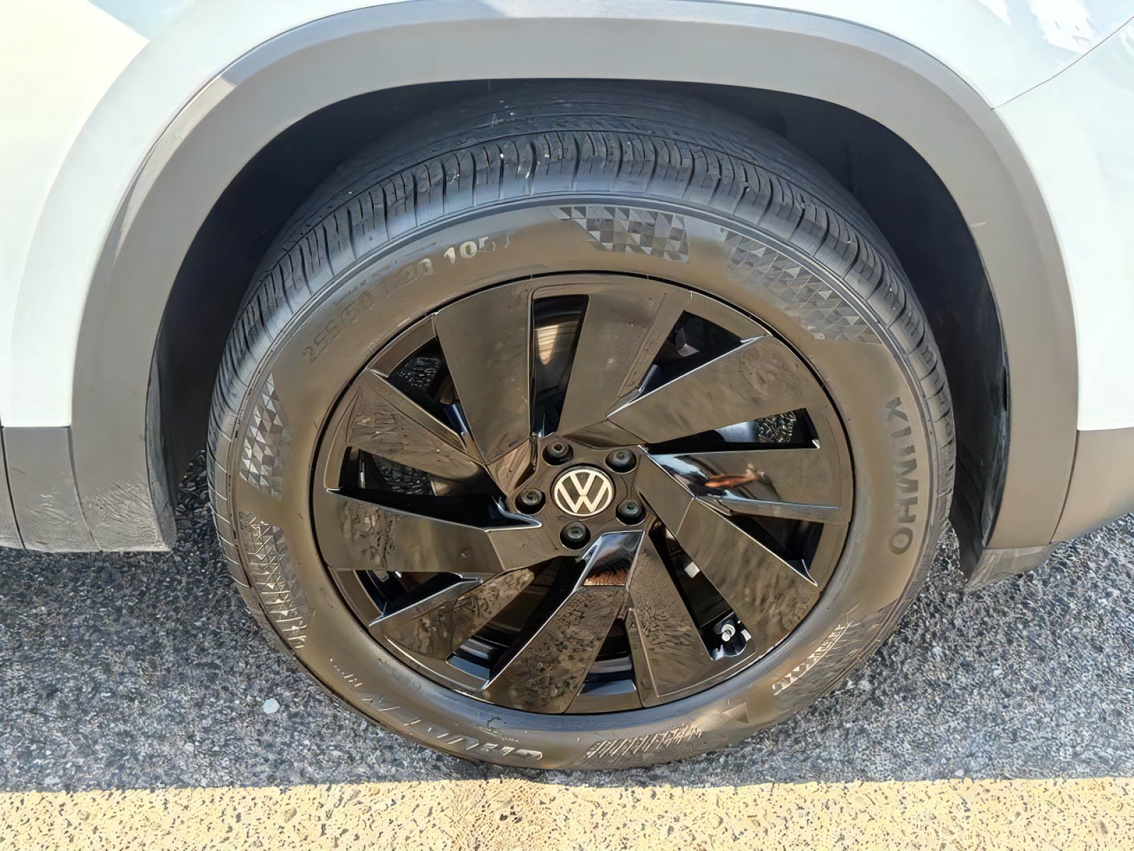 Used 2024 Volkswagen Atlas SE w/ Black Wheel Package FWD image 10