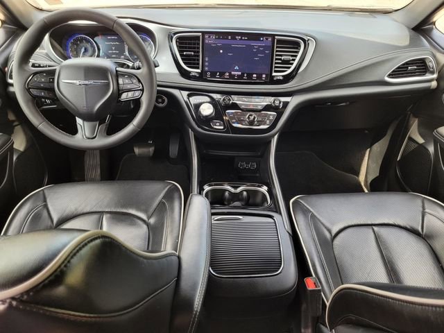 Used 2025 Chrysler Pacifica Limited image 13