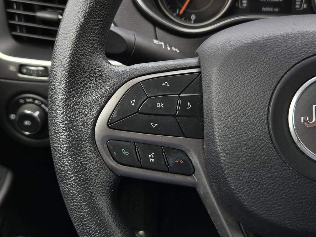 Used 2019 Jeep Cherokee Latitude w/ Popular Appearance Group FWD image 18