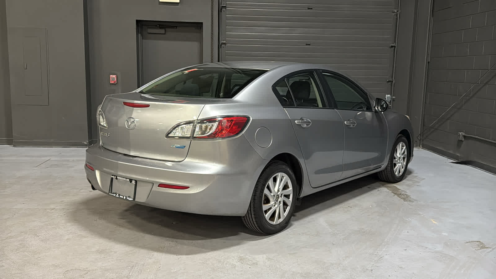 Used 2013 MAZDA MAZDA3 i Touring w/ Preferred Equipment Pkg FWD image 4