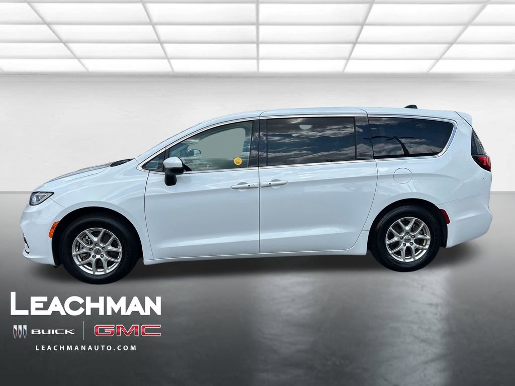 Used 2023 Chrysler Pacifica Touring-L image 7