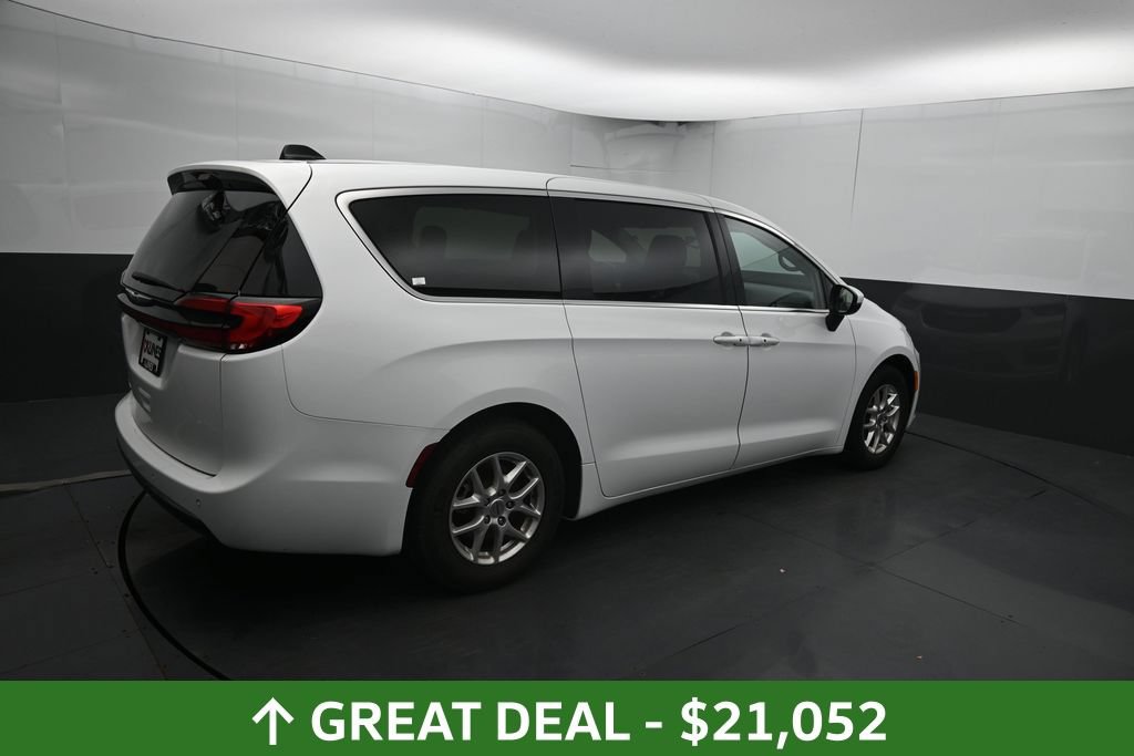 Used 2023 Chrysler Pacifica Touring-L FWD image 13