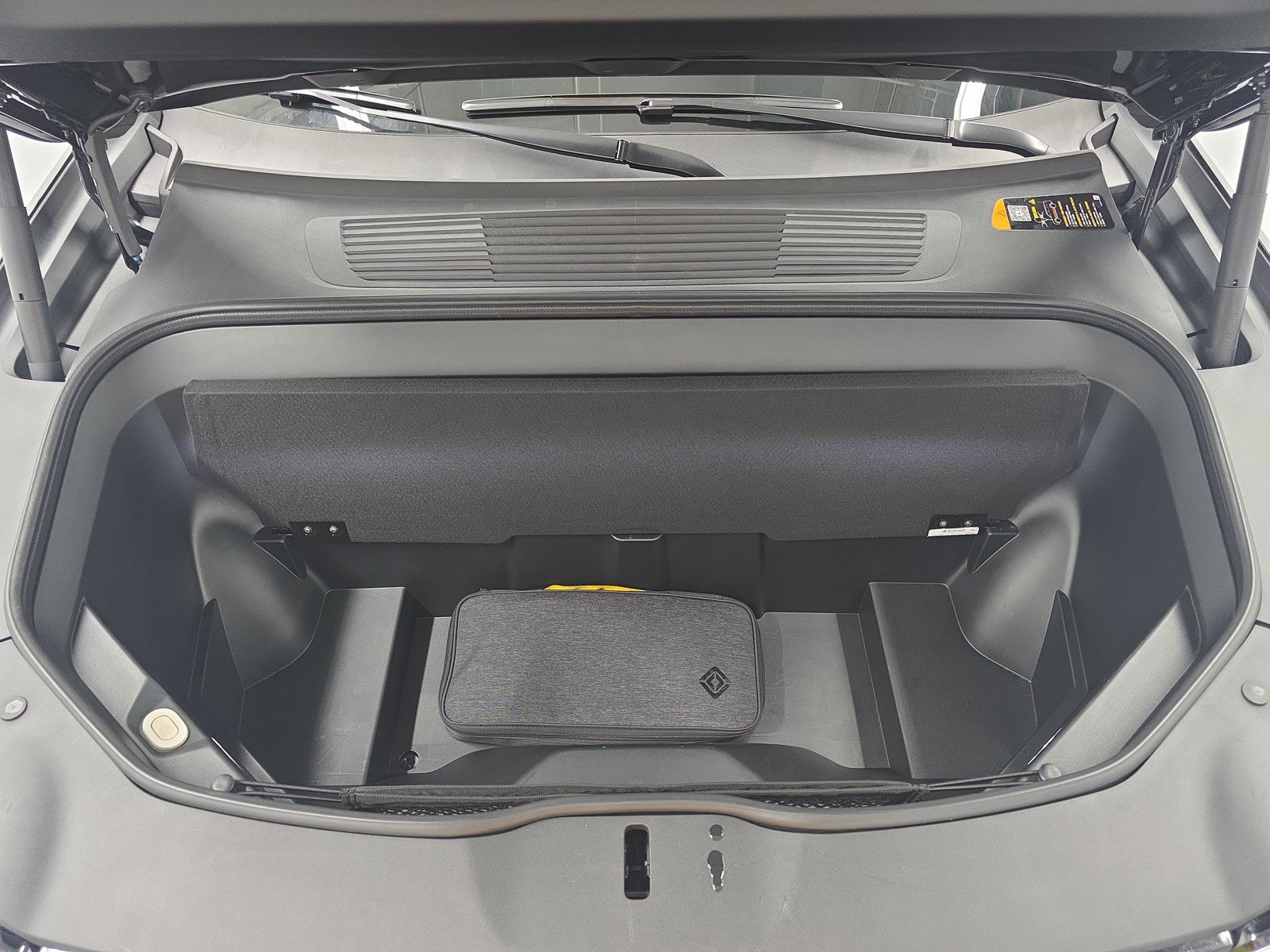 Used 2024 Rivian R1S Adventure AWD/4WD image 14