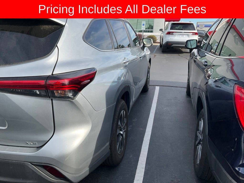 Used 2023 Toyota Highlander XLE FWD image 4
