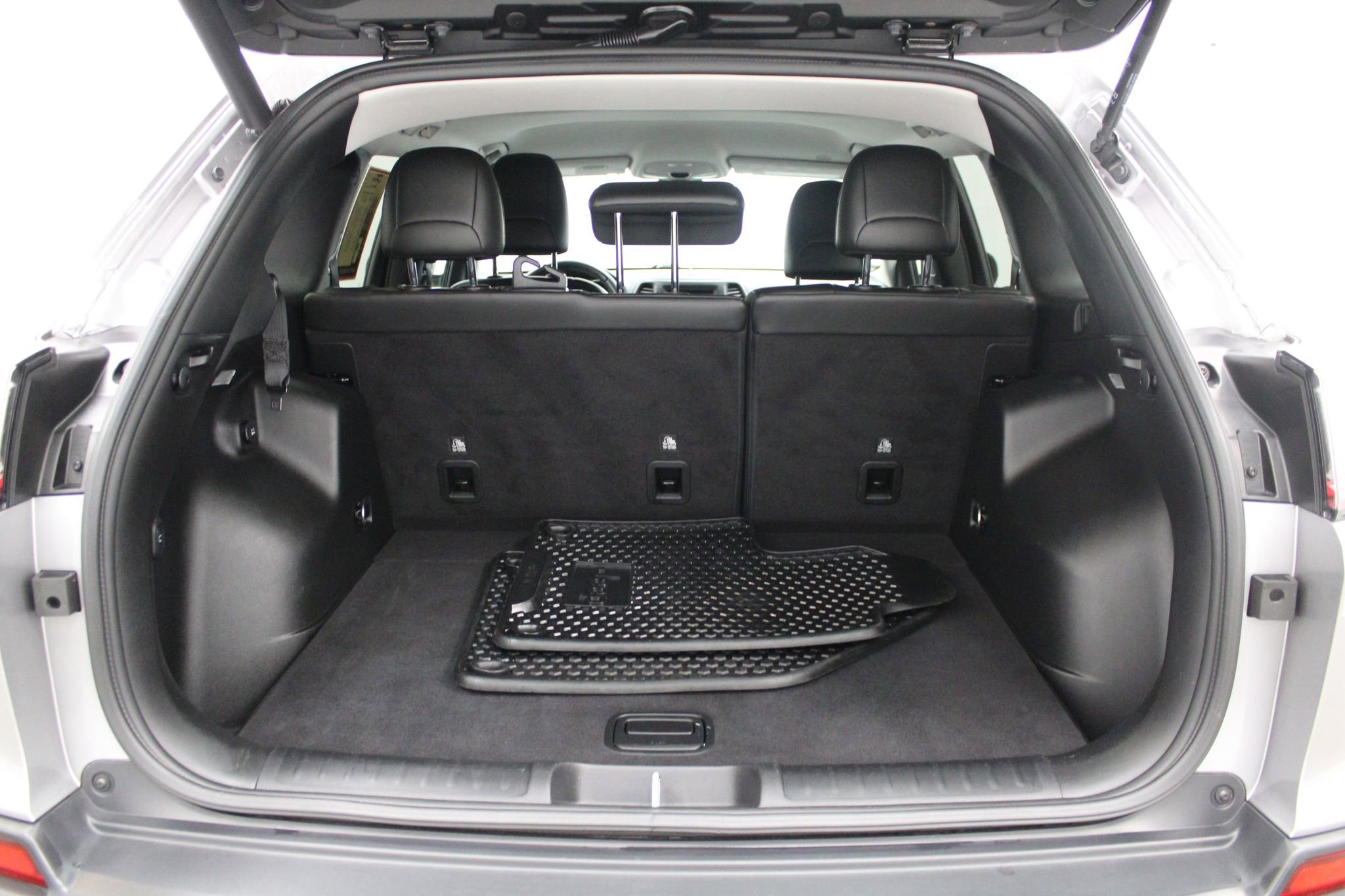 Used 2019 Jeep Cherokee Latitude Plus w/ Comfort/Convenience Group AWD/4WD image 19