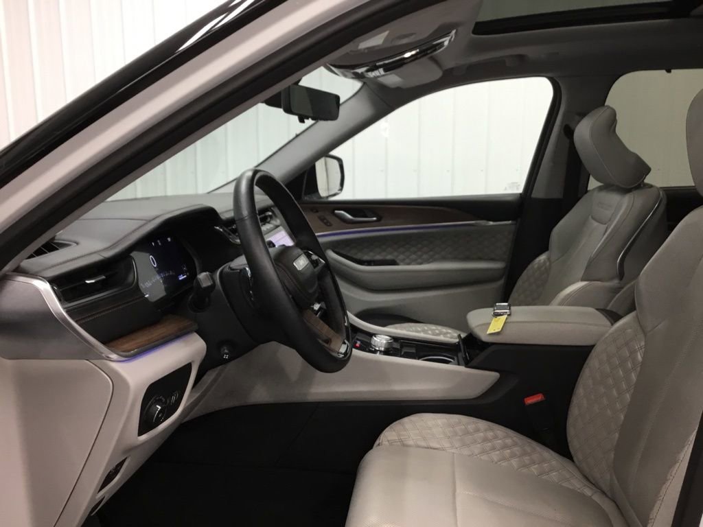 Used 2021 Jeep Grand Cherokee L Summit w/ Advanced Protech Group IV AWD/4WD image 4