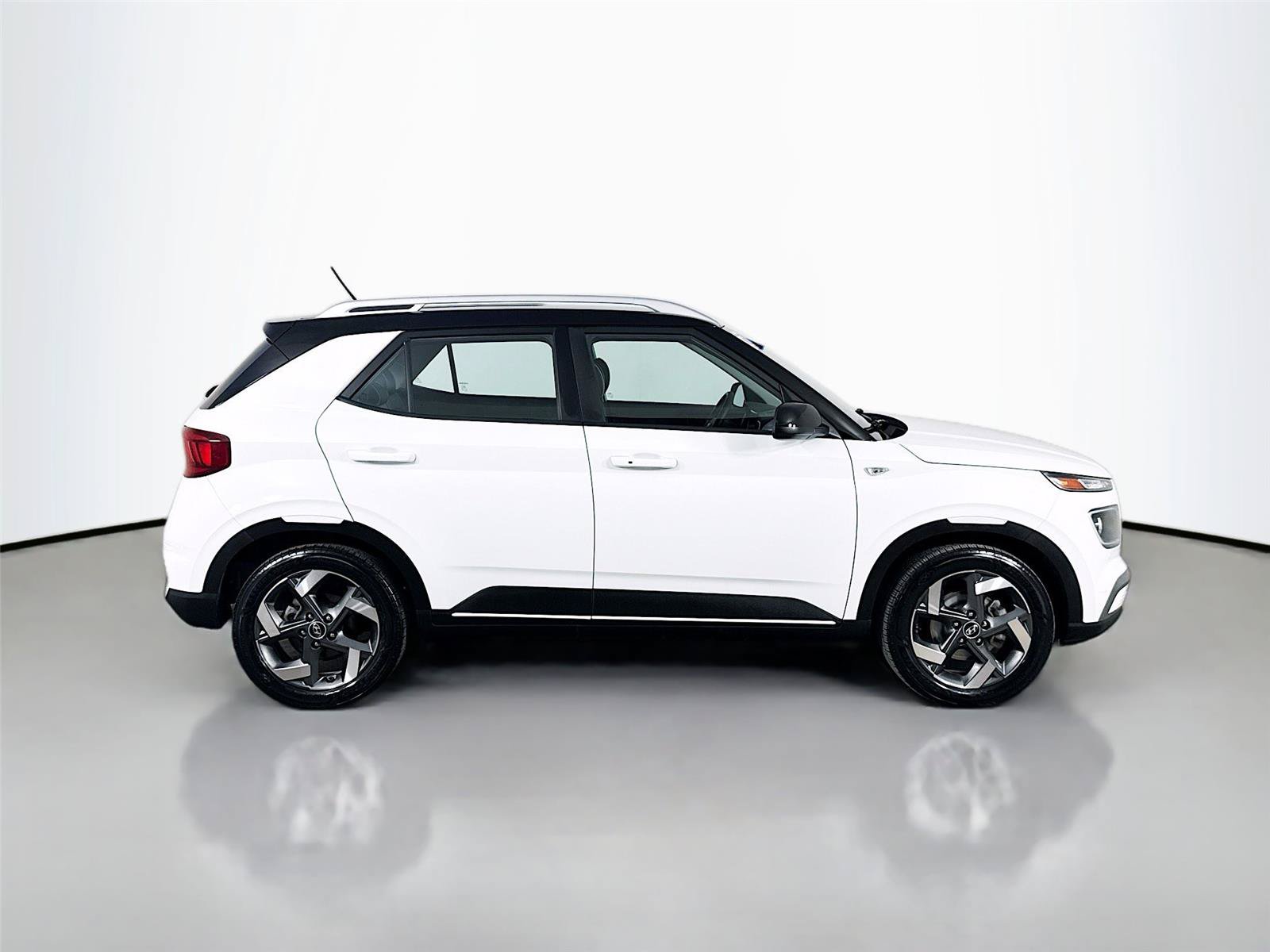Used 2023 Hyundai Venue Limited w/ Cargo Package FWD image 10