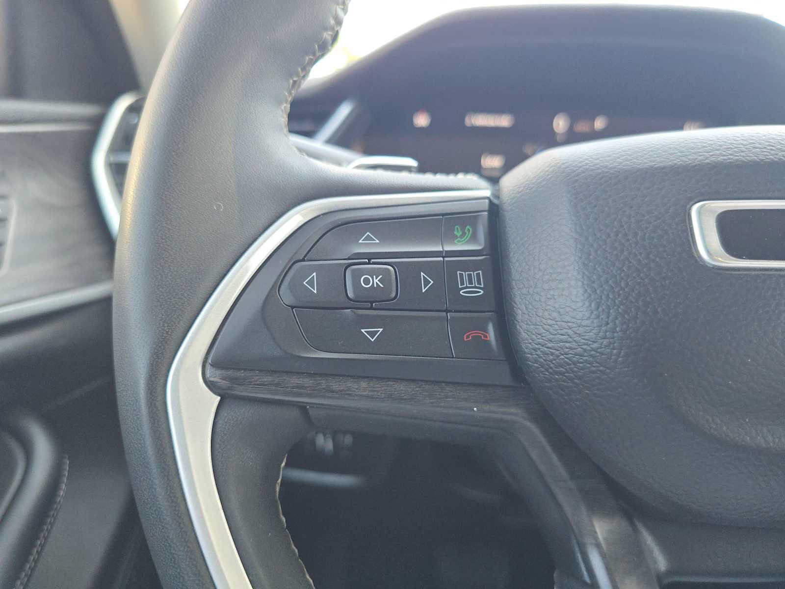 Used 2023 Jeep Grand Cherokee L Limited w/ Rear Seat Video Group I AWD/4WD image 33
