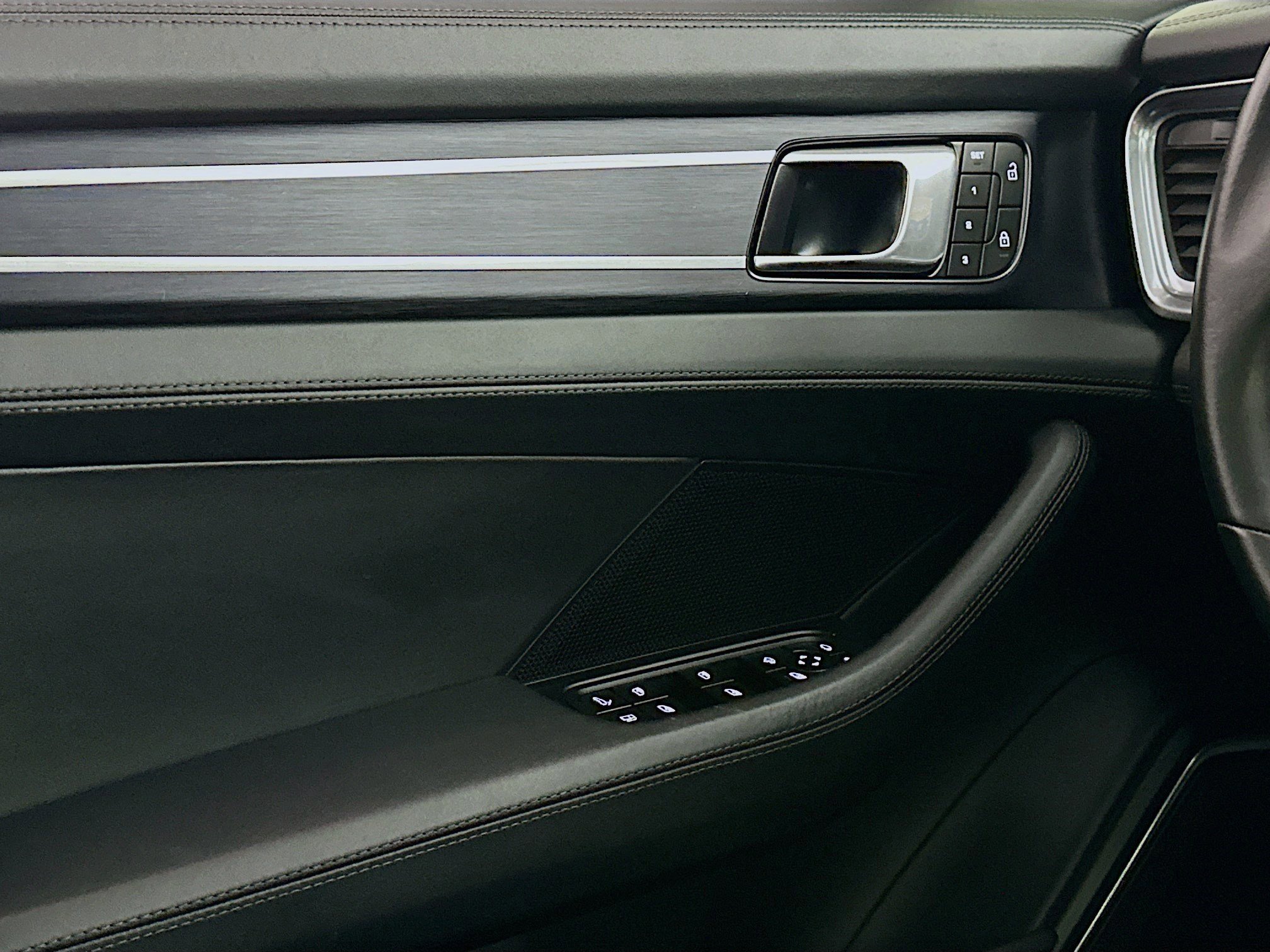 Used 2023 Porsche Panamera 4 Platinum Edition image 15