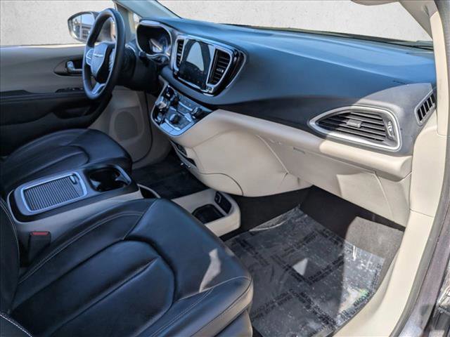 Used 2023 Chrysler Pacifica Touring-L image 20