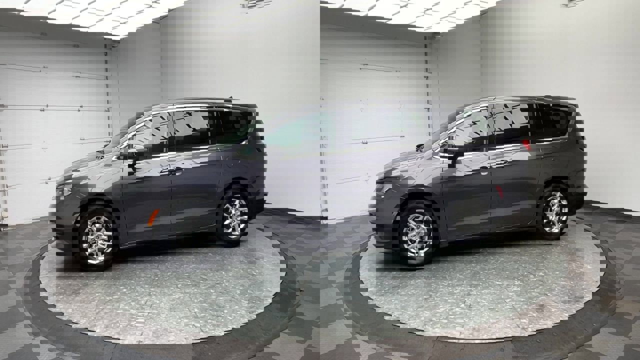Used 2023 Chrysler Voyager LX image 34