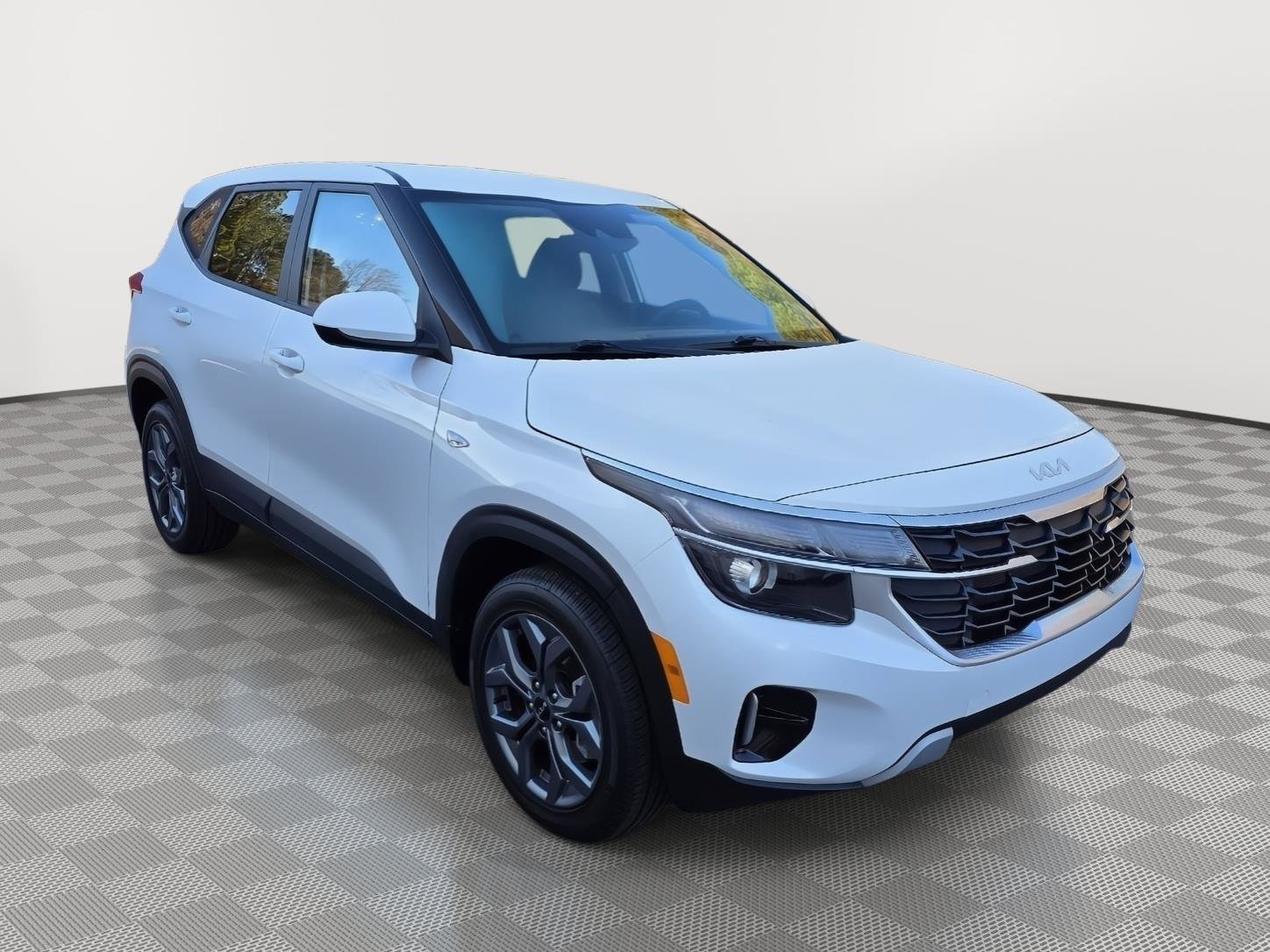 Used 2024 Kia Seltos LX image 3