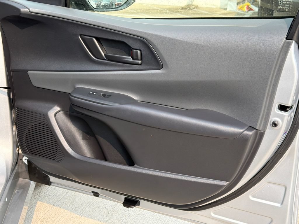 Used 2025 Toyota Prius LE FWD image 11