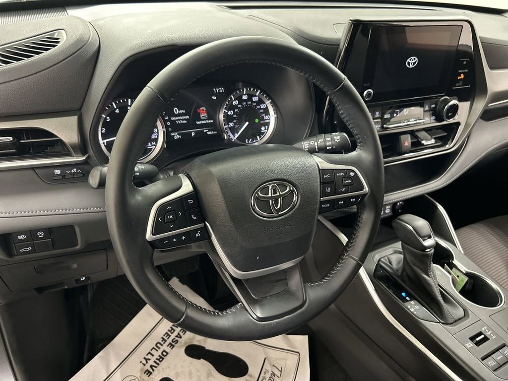 Used 2023 Toyota Highlander LE AWD/4WD image 4