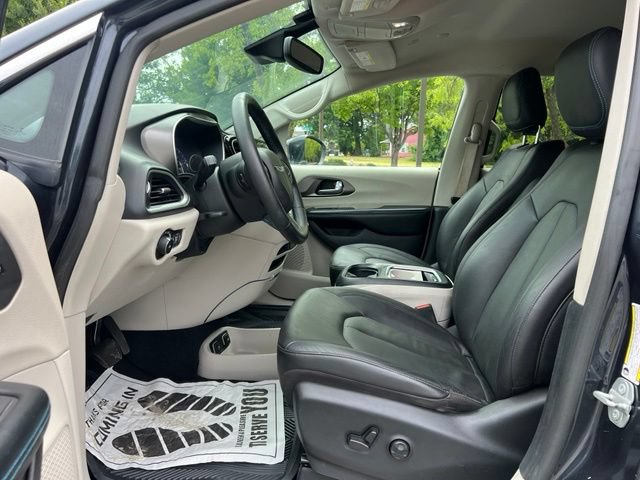 Used 2021 Chrysler Pacifica Touring-L FWD image 12