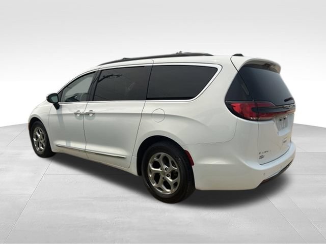 Used 2023 Chrysler Pacifica Limited FWD image 2