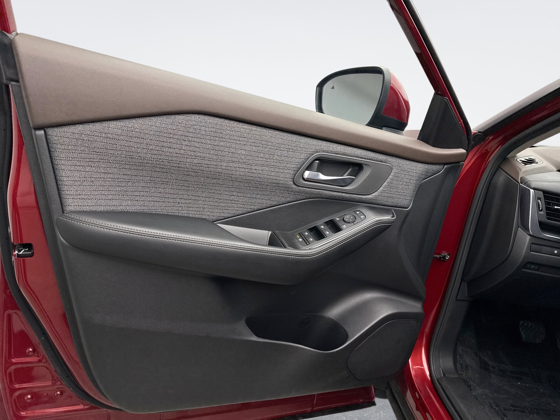 Used 2023 Nissan Rogue SV image 9