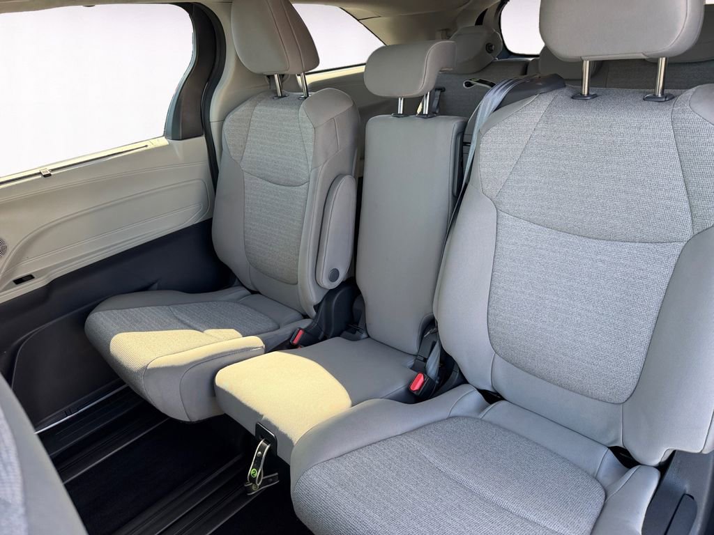 Used 2024 Toyota Sienna LE image 13