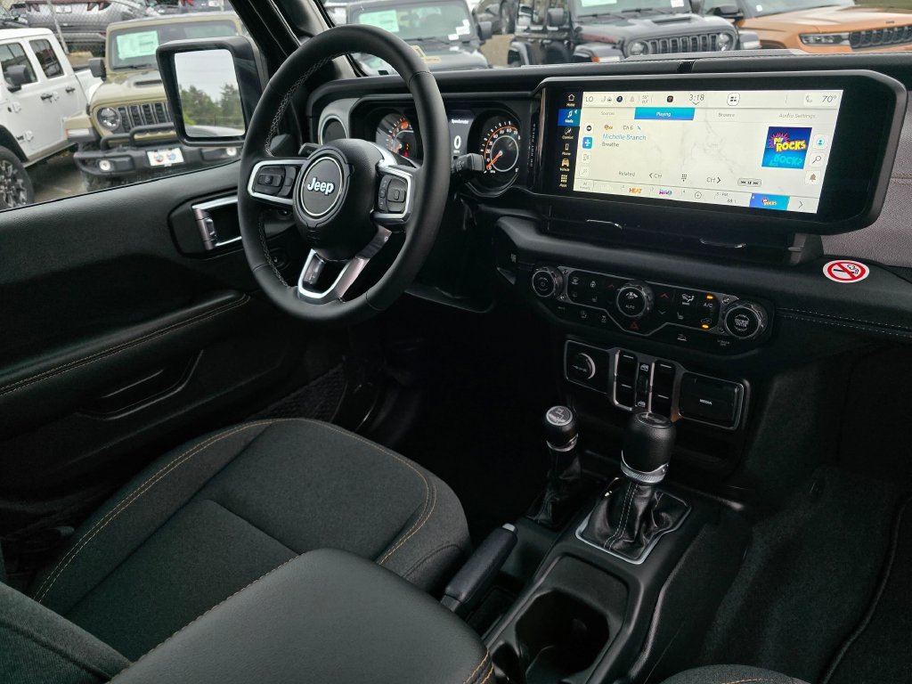 Used 2025 Jeep Wrangler Unlimited Sahara AWD/4WD image 11