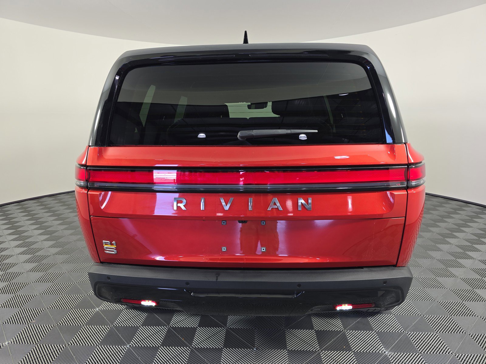 Used 2023 Rivian R1S Adventure image 4