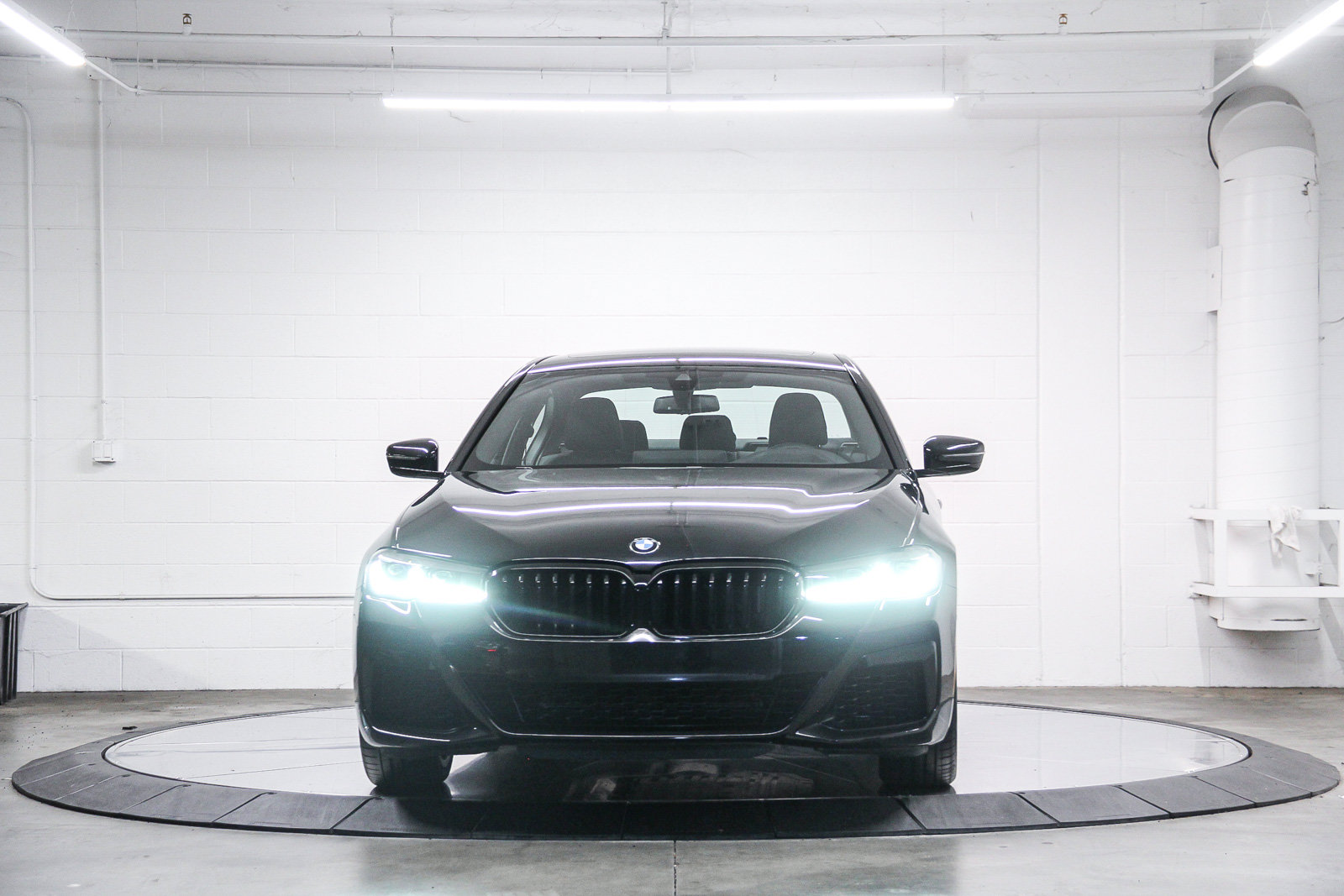 Used 2023 BMW 540i w/ M Sport Package RWD image 2