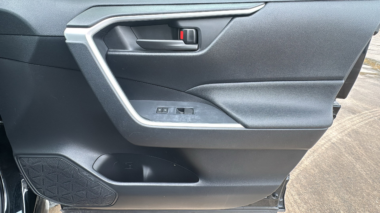 Used 2019 Toyota RAV4 LE FWD image 29