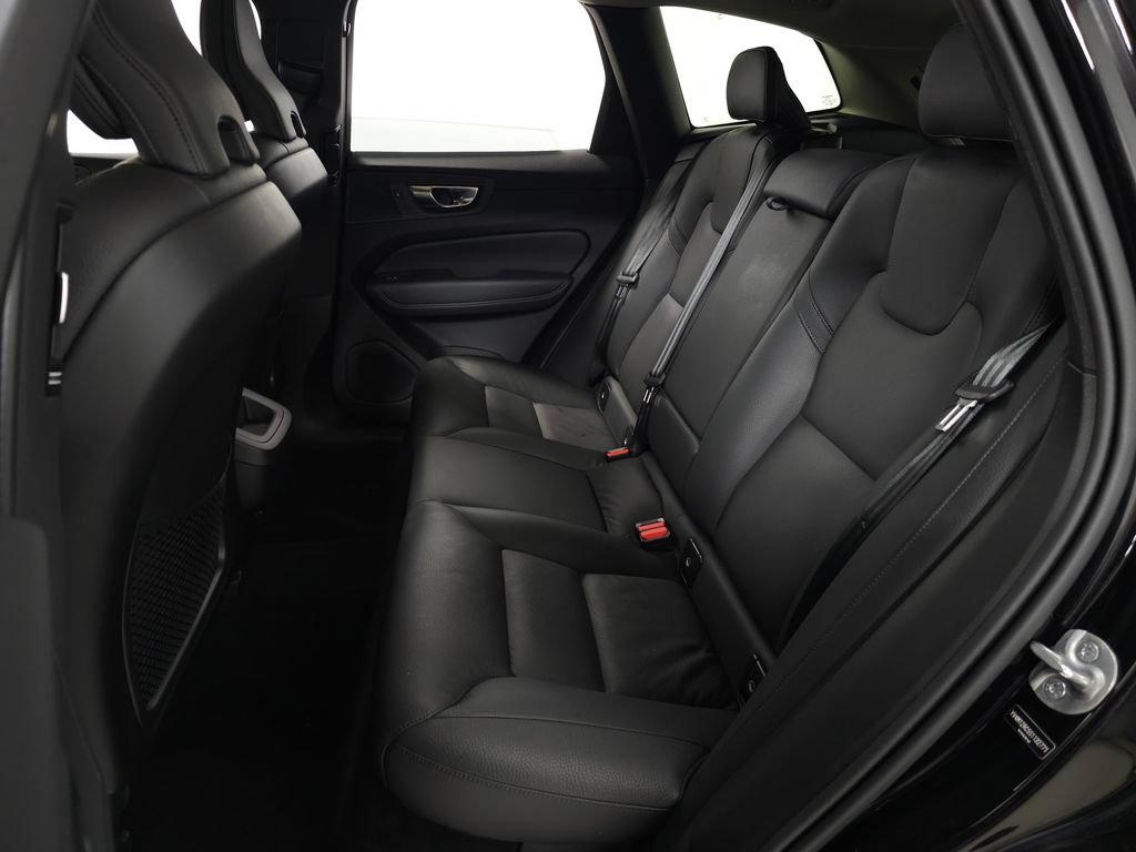 Certified 2025 Volvo XC60 B5 Plus AWD/4WD image 31
