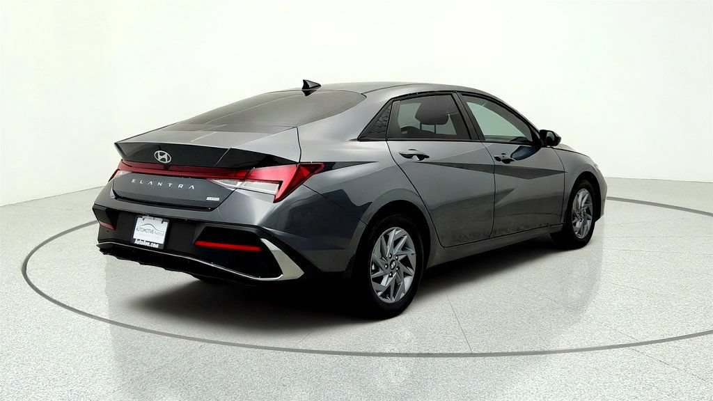 Used 2026 Hyundai Elantra Hybrid FWD image 5